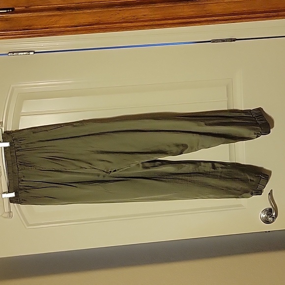 Army green silky drawstring pants, elastic drawstring waist & pockets. Size SM - Picture 5 of 8